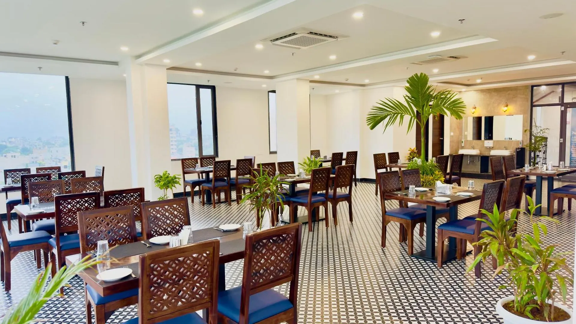 **** Otel The Bhagwat Grand At Shastri Circle Udaipur With Swimming Pool Hindistan