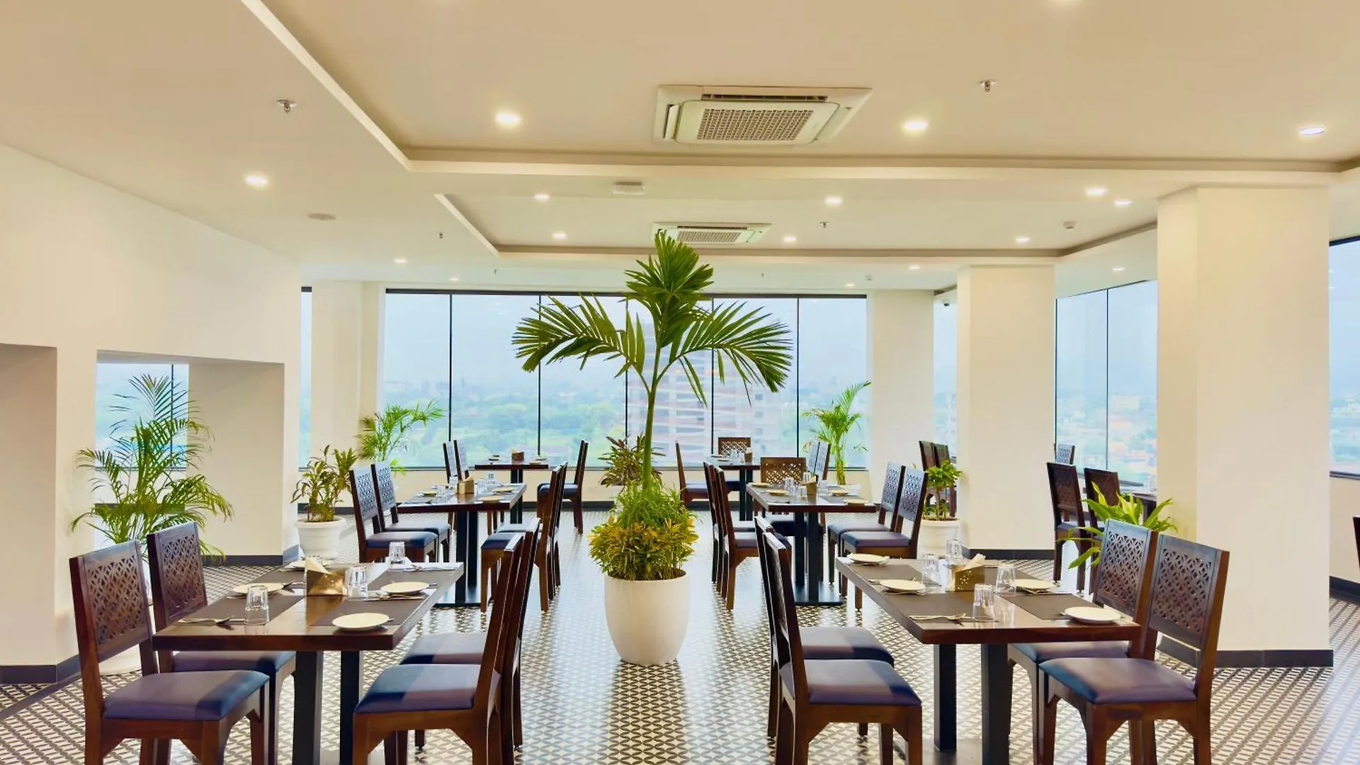 Otel The Bhagwat Grand At Shastri Circle Udaipur With Swimming Pool