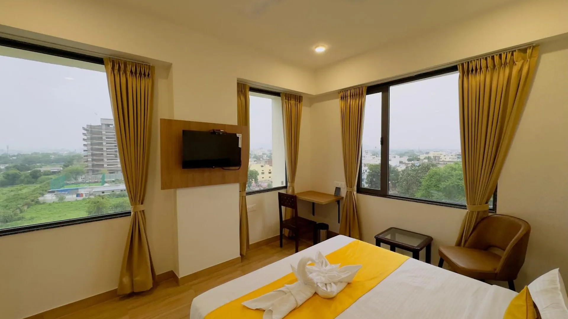 Otel The Bhagwat Grand At Shastri Circle Udaipur With Swimming Pool