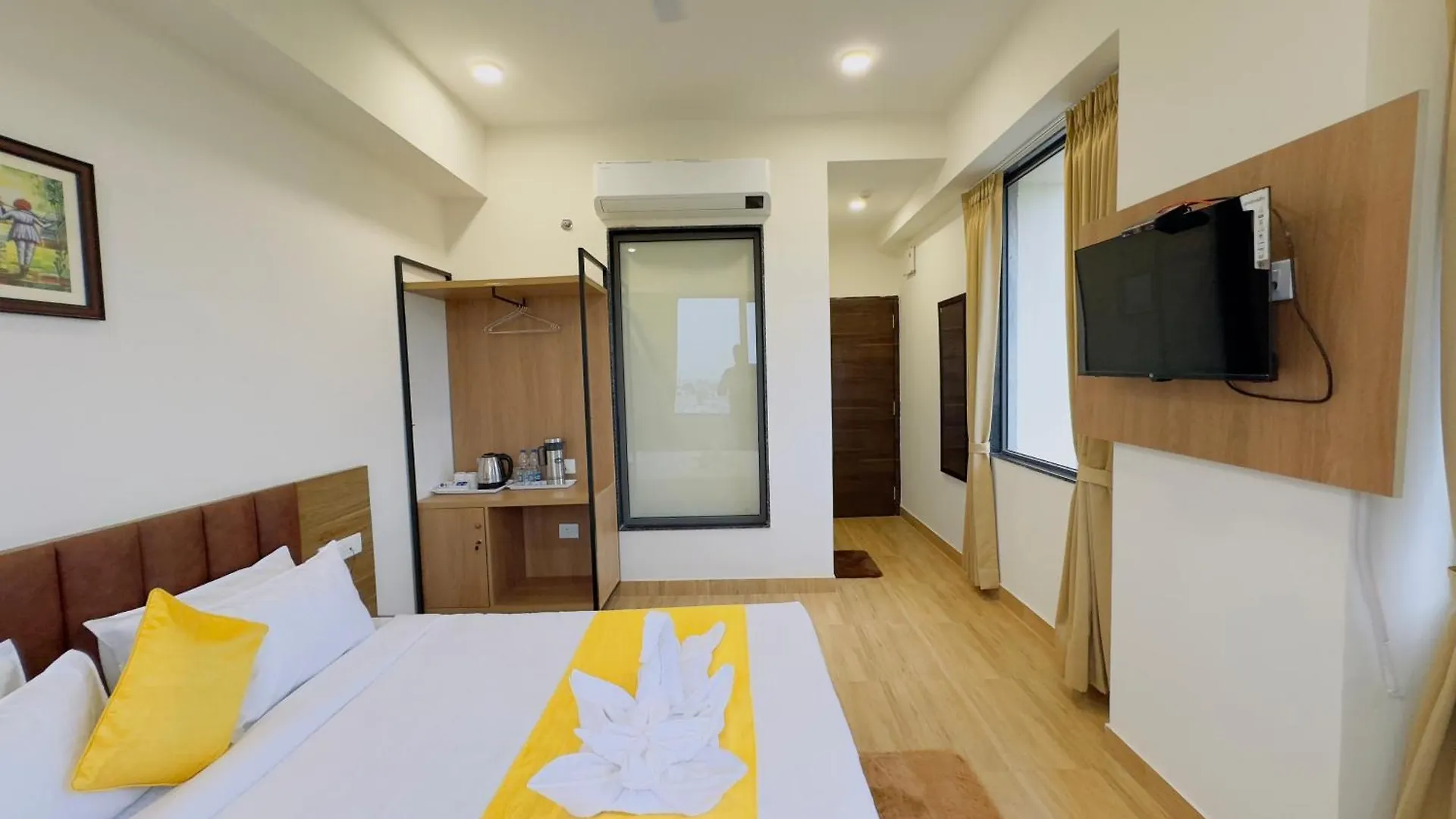 Otel The Bhagwat Grand At Shastri Circle Udaipur With Swimming Pool