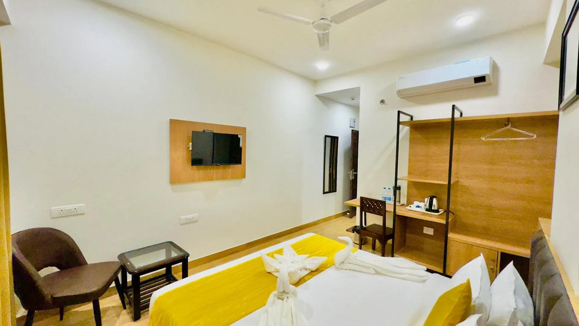 **** Otel The Bhagwat Grand At Shastri Circle Udaipur With Swimming Pool Hindistan