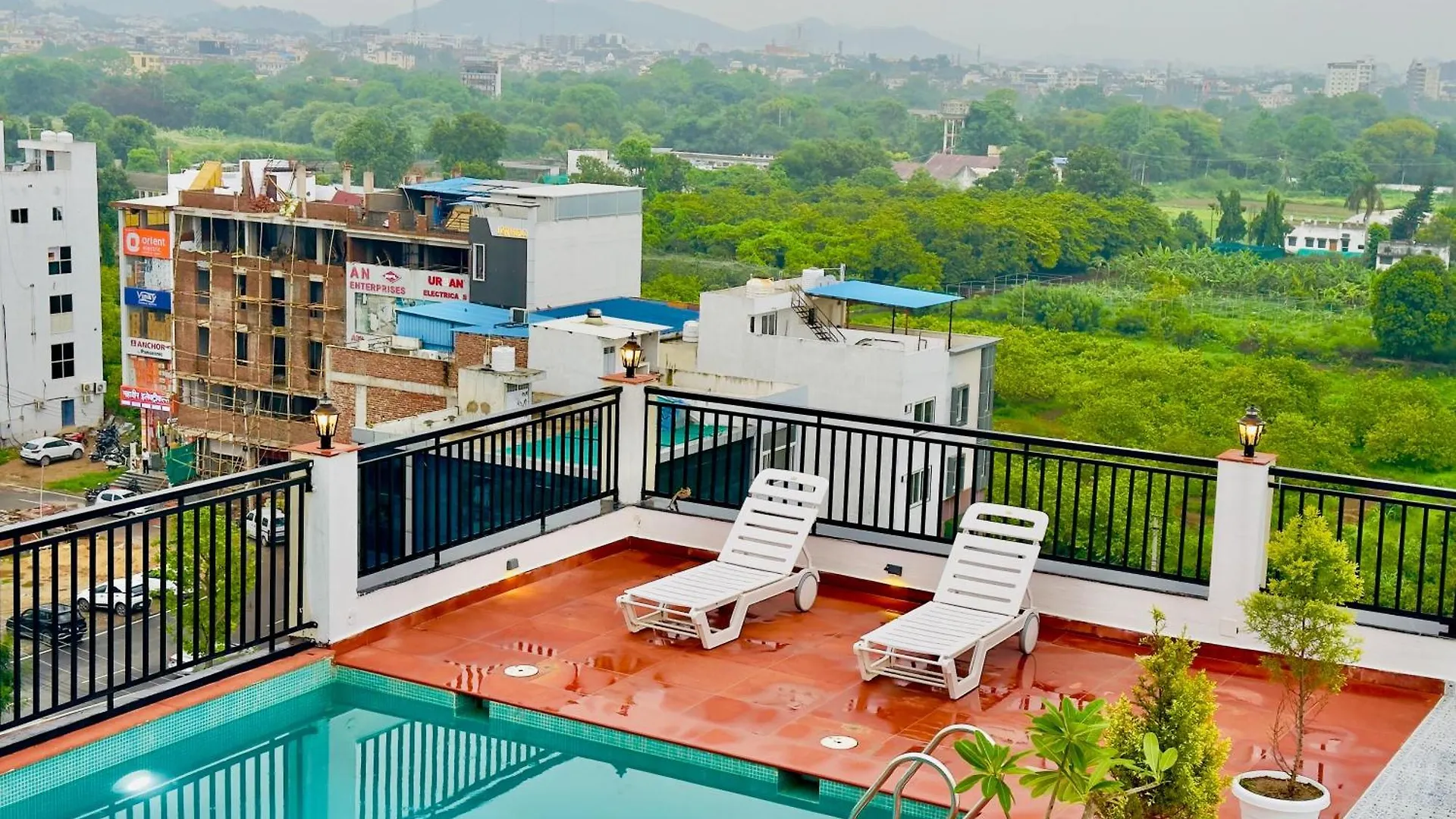 Otel The Bhagwat Grand At Shastri Circle Udaipur With Swimming Pool