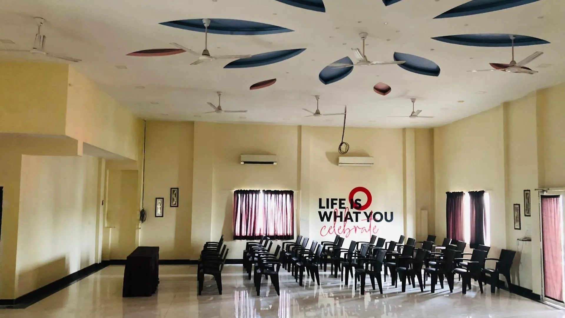 Otel The Bhagwat Grand At Shastri Circle Udaipur With Swimming Pool