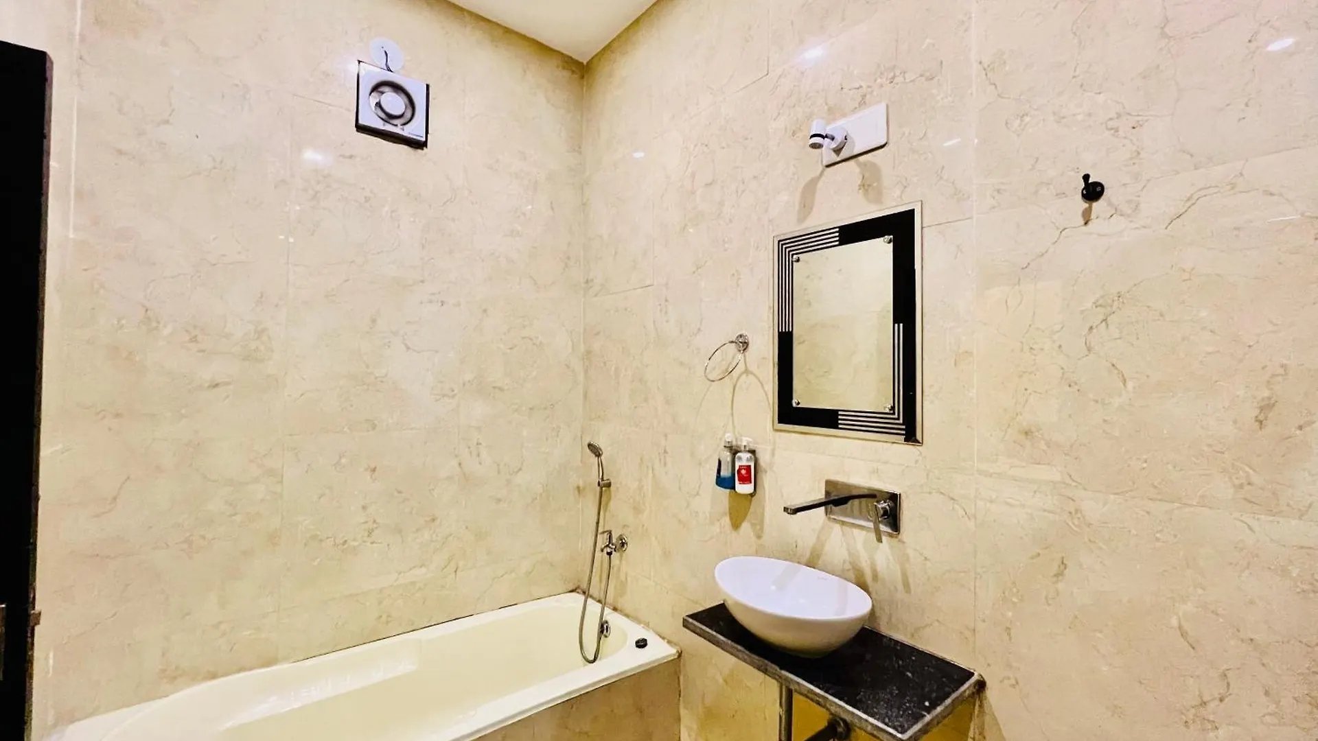 **** Otel The Bhagwat Grand At Shastri Circle Udaipur With Swimming Pool Hindistan