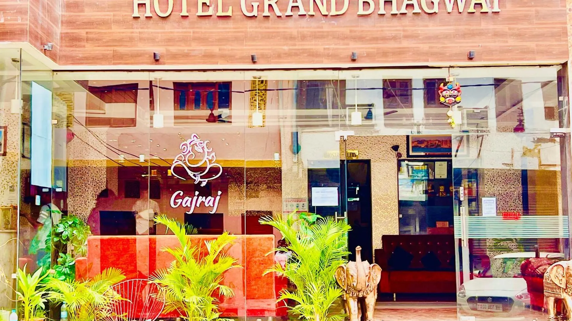 Otel The Bhagwat Grand At Shastri Circle Udaipur With Swimming Pool