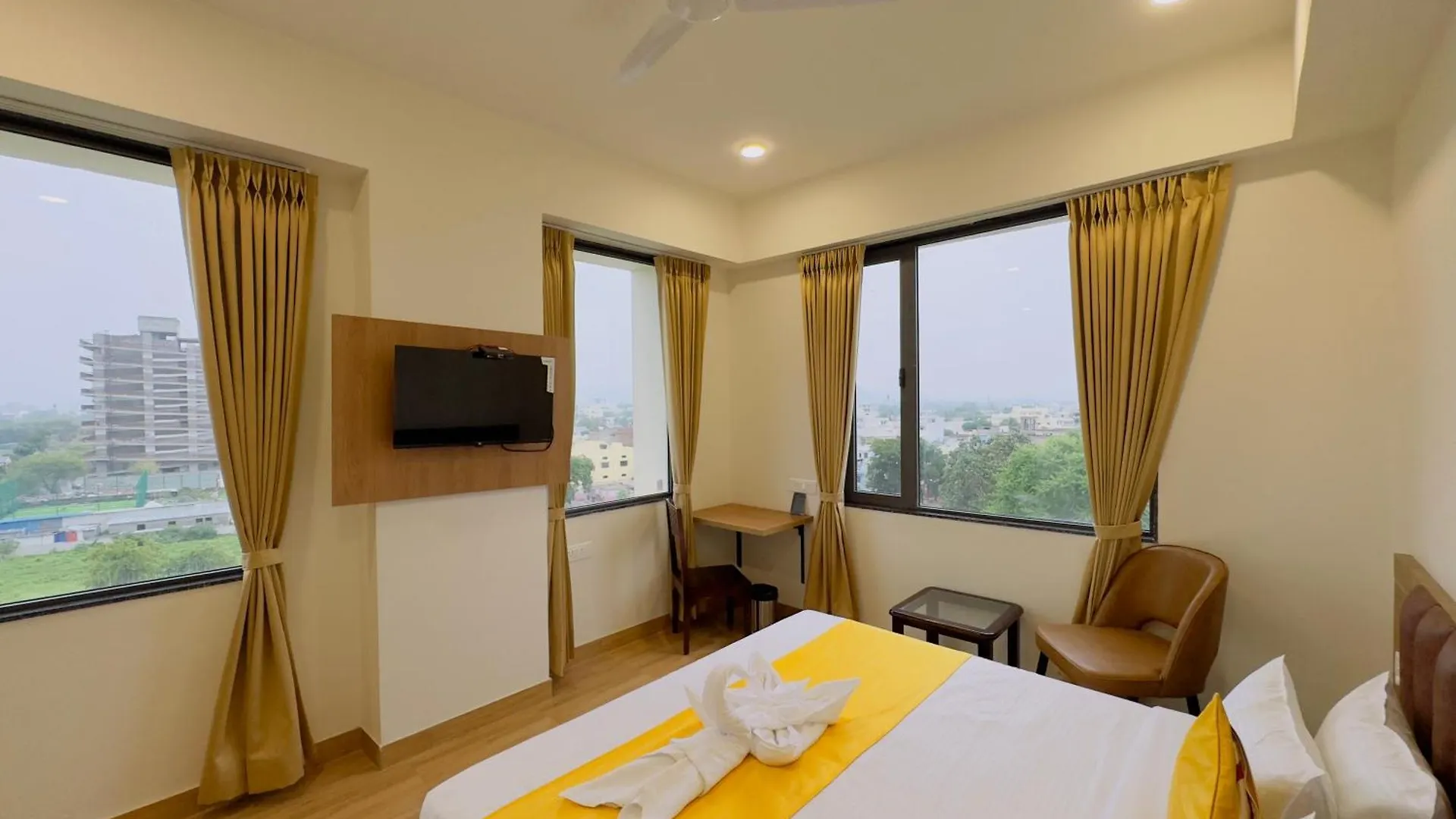 The Bhagwat Grand At Shastri Circle Udaipur With Swimming Pool 4*,  Indie